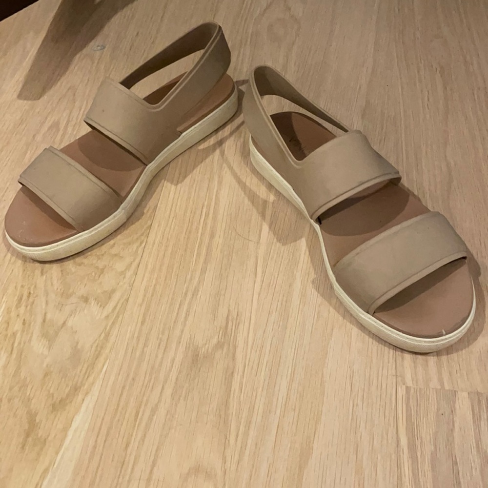 VINCE. Tan rubber sandals size 8.5!